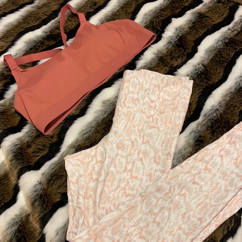 Old Navy exercise set. Snakeskin pant.